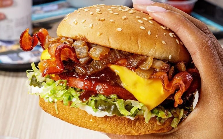 12-fast-food-chains-crafting-delicious-burgers-with-pure-ground-beef-11.jpg