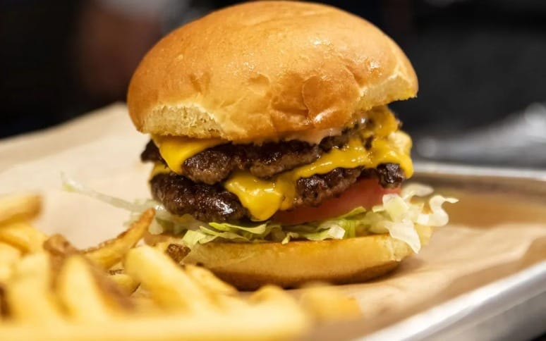 12-fast-food-chains-crafting-delicious-burgers-with-pure-ground-beef-12.jpg