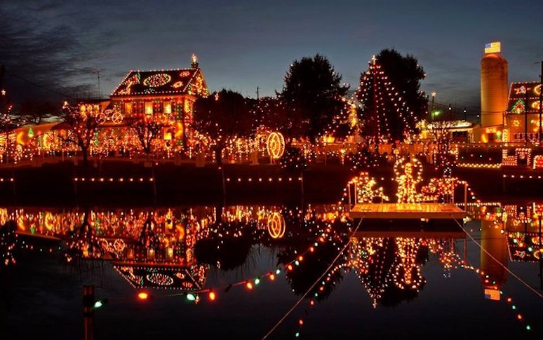 20-christmas-light-displays-you-cant-miss-across-the-us-14.jpg