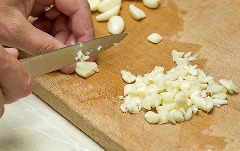 6-surprising-facts-about-garlic-1.jpg