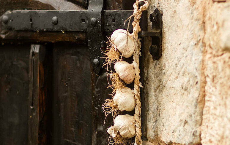 6-surprising-facts-about-garlic-5.jpg