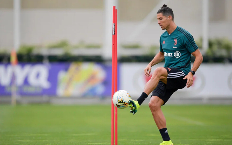 a-small-gesture-of-cristiano-ronaldo-cost-coca-cola-billions-of-dollars-3.jpg