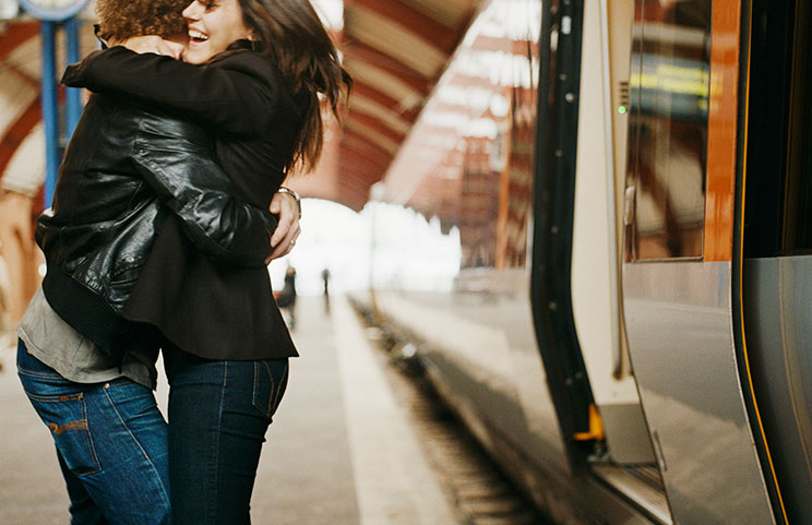 eating-hamburgers-at-train-station-2.jpg