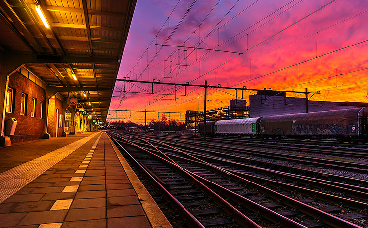 eating-hamburgers-at-train-station-3.jpg