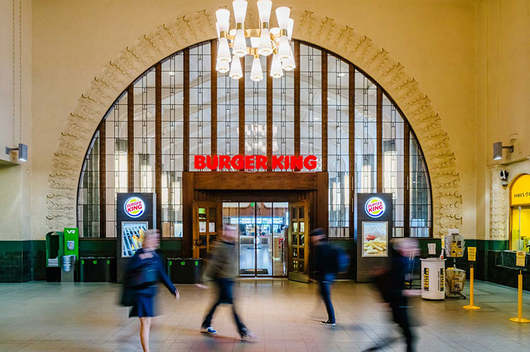 eating-hamburgers-at-train-station-4.jpg